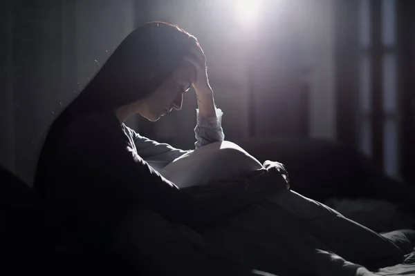 Σαντ Καταθλιπτική Γυναίκα Ξαπλωμένη Στο Κρεβάτι Αργά Νύχτα Εκείνη Υποφέρει — Φωτογραφία Αρχείου