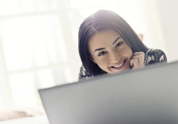 Boldog Fiatal Pihentető Otthon Ágyon Fekve Vele Laptop Online Kapcsolathoz — Stock Fotó