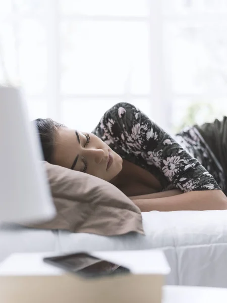 Ung Vacker Kvinna Liggande Sängen Och Vilar Eftermiddagen Livsstil Och — Stockfoto