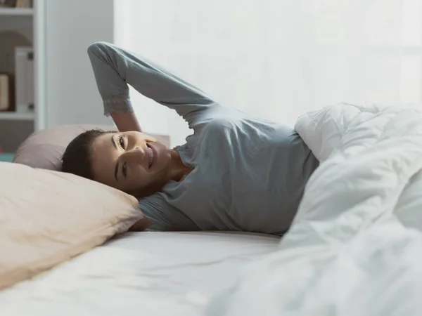 Feliz Mujer Relajada Despertando Temprano Mañana Estirando Sus Brazos Concepto —  Fotos de Stock