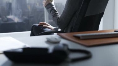 Kurumsal işkadını rahatlatıcı ve onun ofisinde bir kahve molası, o içme ve şehir manzarası seyir