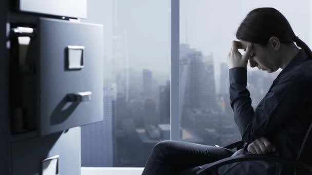 坐在办公室里思考 商业失败和危机概念的女商人抑郁 — 图库视频影像