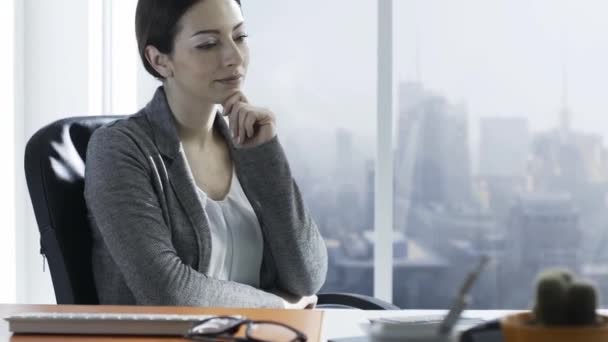 Une Jeune Femme Affaires Prospère Assise Son Bureau Réfléchissant Main — Video