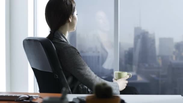 Empresaria Corporativa Relajándose Tomando Café Oficina Está Bebiendo Mirando Horizonte — Vídeo de stock