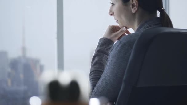 Femme Affaires Confiante Pensive Regardant Fenêtre Bureau Elle Regarde Horizon — Video