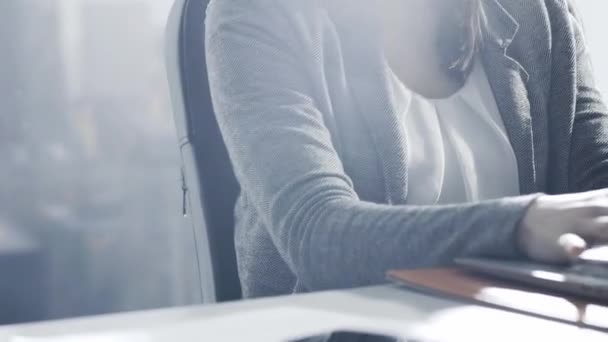 Geschäftsfrau Arbeitet Ihrem Büro Und Hat Starke Kopfschmerzen Sie Arbeitet — Stockvideo