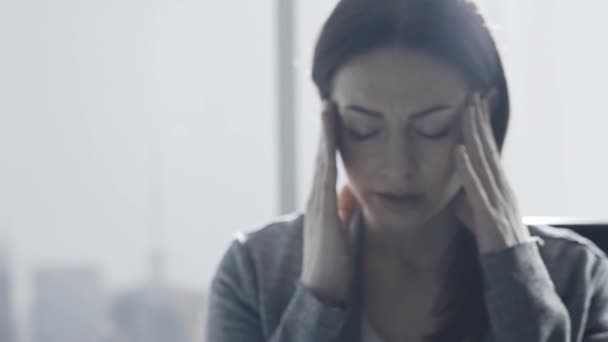 Geschäftsfrau Die Ihrem Büro Arbeitet Und Starke Kopfschmerzen Hat Berührt — Stockvideo