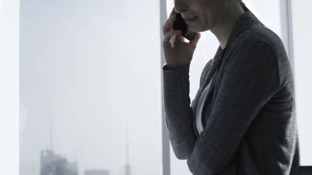 Zeker Jonge Vrouw Uitvoerende Met Een Telefoongesprek Voeren Haar Kantoor — Stockvideo