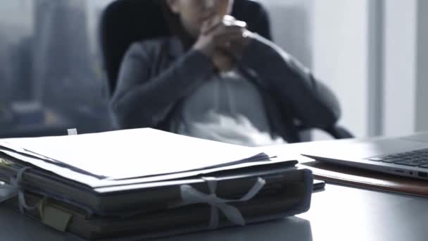 Nachdenkliche Geschäftsfrau Sitzt Büro Sie Denkt Nach Und Findet Lösungen — Stockvideo