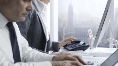İş adamları, Masa başında oturan ve birlikte ofiste çalışan onlar telefon görüþmesi ve bilgisayarları kullanan