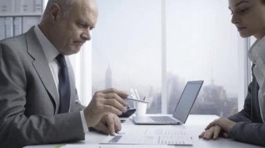 Bir müşteri için bir mali danışmanlık veren finans raporları denetleme ve office çözümlerinde birlikte tartışıyor