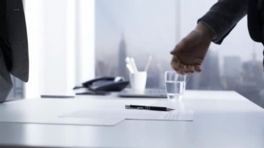 Araba satıcısı araba anahtarları ofiste bir sözleşme imzaladıktan sonra bir müşteriye verilmesi