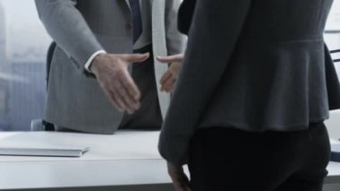 Ofiste toplantı, el sallayarak ve oturan kurumsal iş adamları: iş ilişkileri kavramı