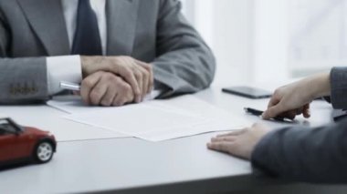 Kontrol ettikten sonra bir araba sigorta sözleşme imzalama kadın şartlar ve koşullar, sigortacı ile el sallar