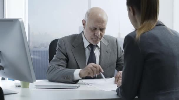 プロのアドバイザーがオフィスでは お客様の会議彼はアドバイスや金融商品 銀行業および保険について説明を与えています — ストック動画