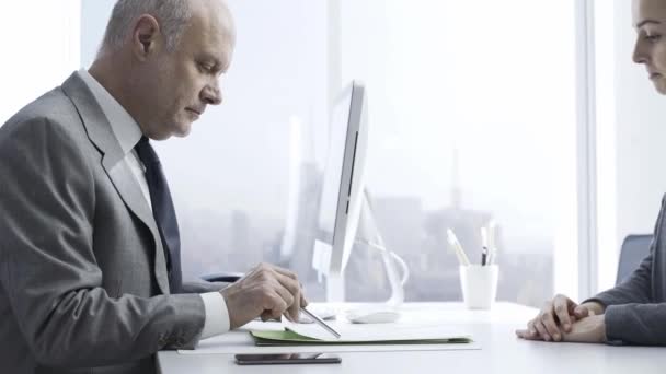 Professioneller Finanzberater Trifft Einen Kunden Büro Und Berät Ihn Prüft — Stockvideo