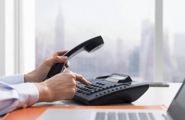Çalışma ve telefon görüşmesi işçisi kadın ofis o alıcı tutan ve bir numarayı aramadan