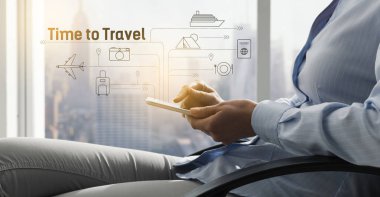 Kadın onun tatil seyahat uygulaması onun smartphone üzerinde kullanıcı arabirimi akış çizelgesi turizm ve eğlence kutsal kişilerin resmi ile kullanma Online rezervasyon