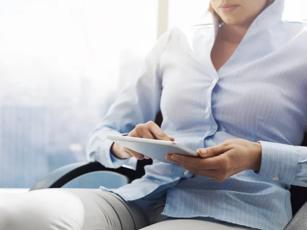 Professionele Zakenvrouw Zittend Een Stoel Van Het Bureau Het Aansluiten — Stockfoto