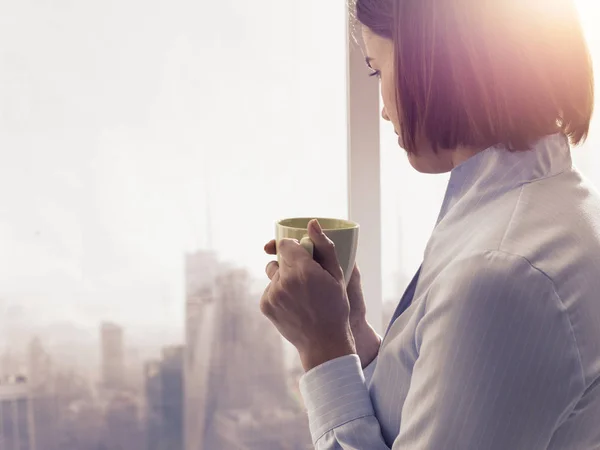 Kobieta Stojąc Przed Oknem Relaks Przerwa Kawę Trzyma Kubek — Zdjęcie stockowe