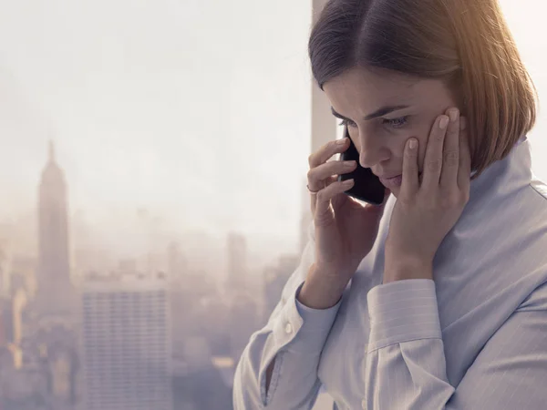 Obchodní Žena Přijímat Špatné Zprávy Telefonu Dotyčný Neklidní — Stock fotografie