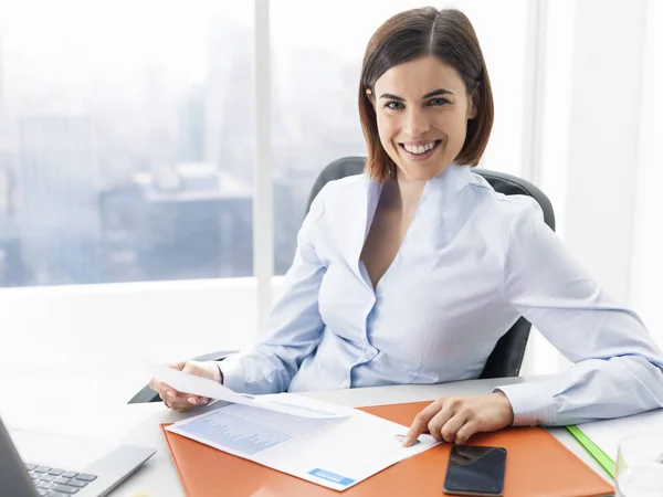 Sorrindo Jovem Empresária Sentado Mesa Escritório Rever Relatórios Financeiros Contabilidade — Fotografia de Stock