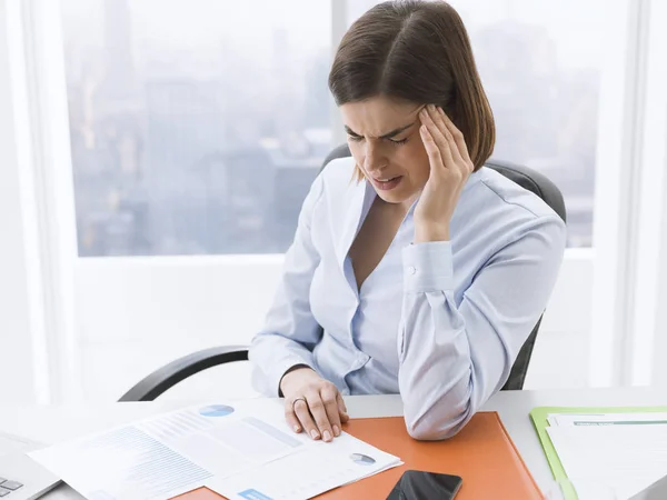 Gestresste Müde Geschäftsfrau Sitzt Schreibtisch Und Hat Starke Kopfschmerzen Sie — Stockfoto