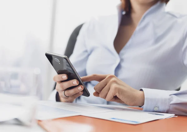 Corporate Businesswoman Analyzing Business Reports She Using Financial Apps Her — Stock Photo, Image