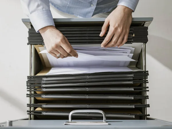 Büroangestellte Durchsucht Akten Und Unterlagen Archiv Sie Prüft Ordner Einem — Stockfoto