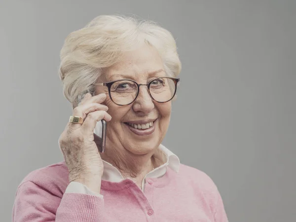 Щаслива старша леді розмовляє по телефону — стокове фото