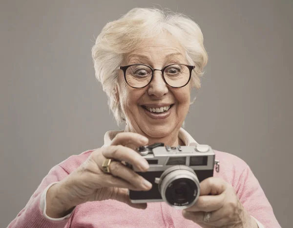 Seniorin mit Digitalkamera — Stockfoto