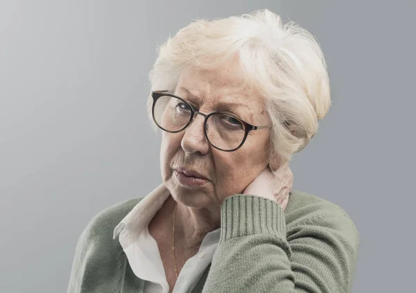 Alte Dame leidet unter Nackenschmerzen — Stockfoto