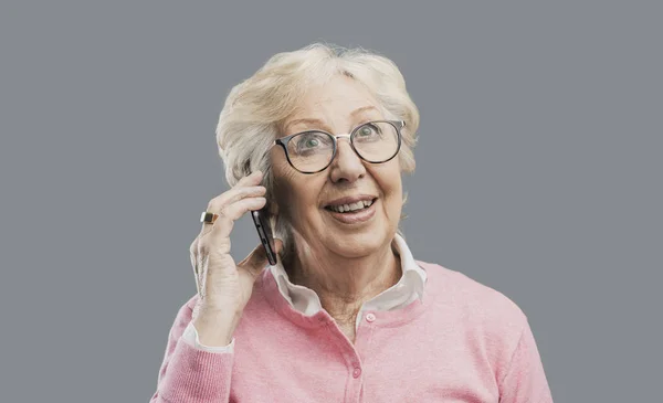 Szczęśliwy starszy pani rozmawia przez telefon — Zdjęcie stockowe