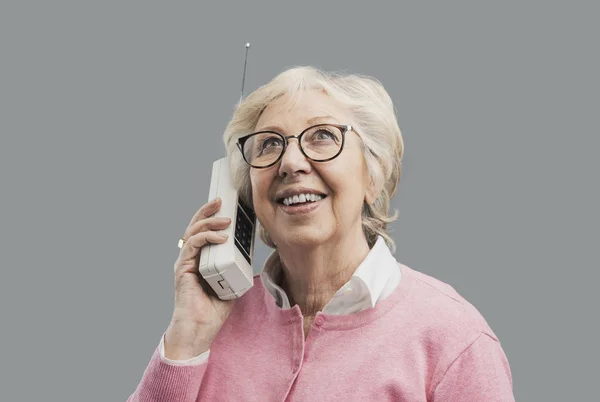 Mulher idosa feliz conversando com um telefone antigo — Fotografia de Stock