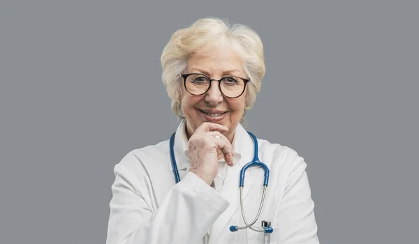 Senior femme médecin posant et souriant — Photo