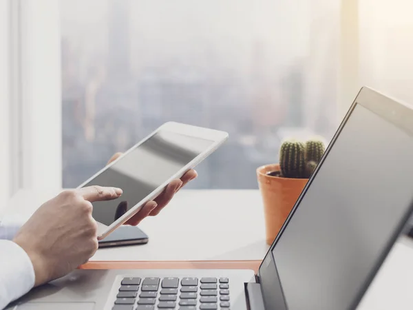 Corporate affärskvinna med hjälp av en digital tablett — Stockfoto