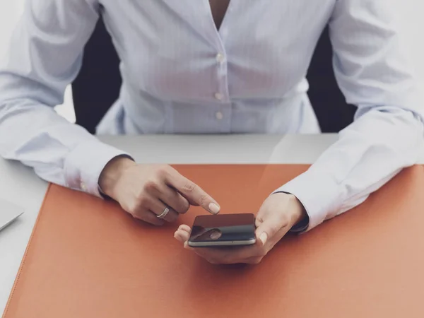 Empresária trabalhando e se conectando com seu smartpho — Fotografia de Stock