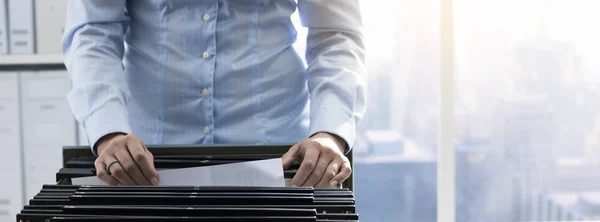 Trabajador de oficina buscando archivos en el archivo — Foto de Stock