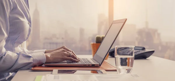 Führungskräfte arbeiten mit einem Laptop und verbinden sich online — Stockfoto