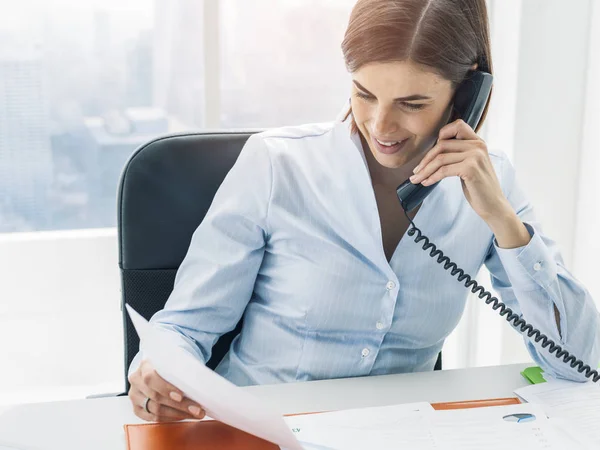 Dirigeant d'entreprise travaillant au bureau et faisant des appels téléphoniques — Photo