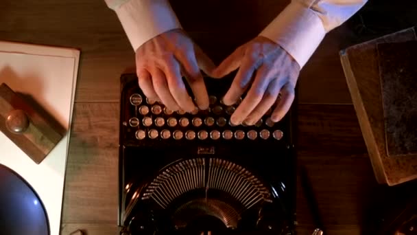 Jornalista de estilo vintage dos anos 1950 trabalhando no escritório — Vídeo de Stock