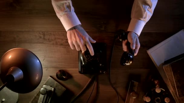 Lucrător de birou în stil vintage formând un număr de telefon — Videoclip de stoc