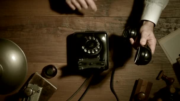 Vintage στυλ γραφείο εργαζόμενος κλήση ενός αριθμού τηλεφώνου — Αρχείο Βίντεο