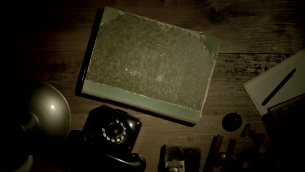 Noir filme vintage agente colocando o revólver em uma mesa — Vídeo de Stock