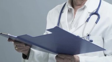 Gülümseyen kıdemli kadın doktor stetoskop ile