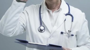 Gülümseyen kıdemli kadın doktor stetoskop ile