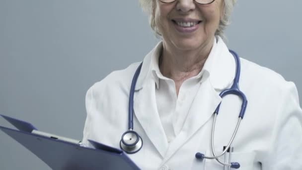Médecin senior souriant avec stéthoscope — Video