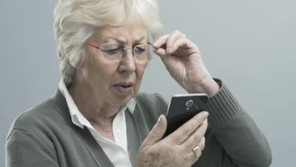 Seniorin mit Sehproblemen nutzt Smartphone — Stockvideo