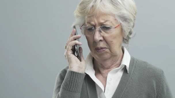 Mujer mayor decepcionada con problemas auditivos — Vídeo de stock