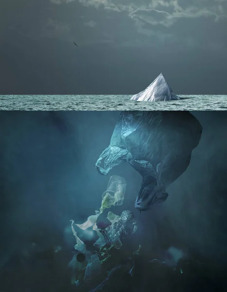 바다와 지구 온난화 사기에 떠 있는 비닐 봉지 빙산 — 스톡 사진